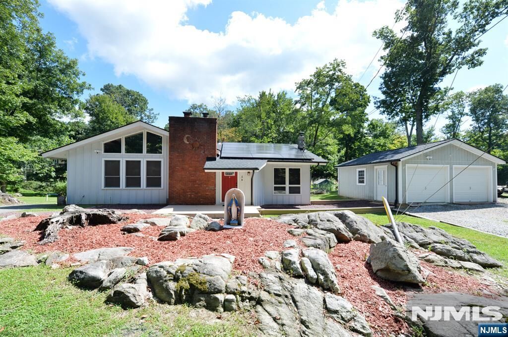 Property Photo:  5 Woodlawn Drive  NJ 07821 