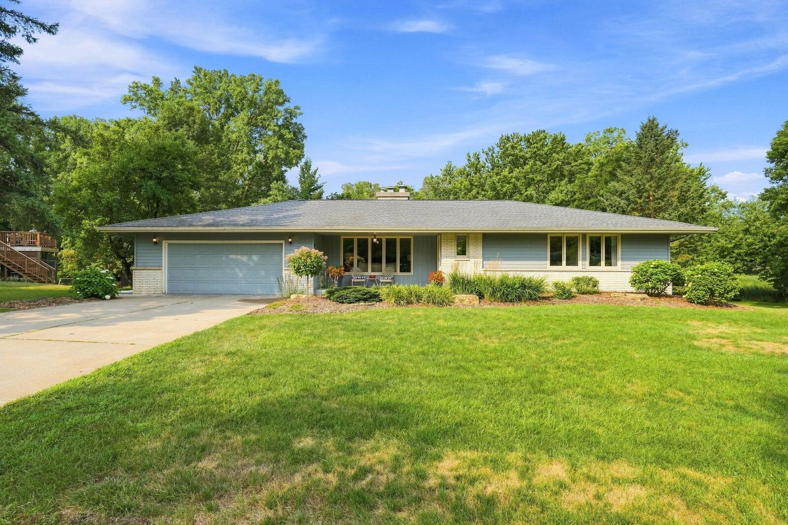 Property Photo: 813 Everett Drive MN 55082