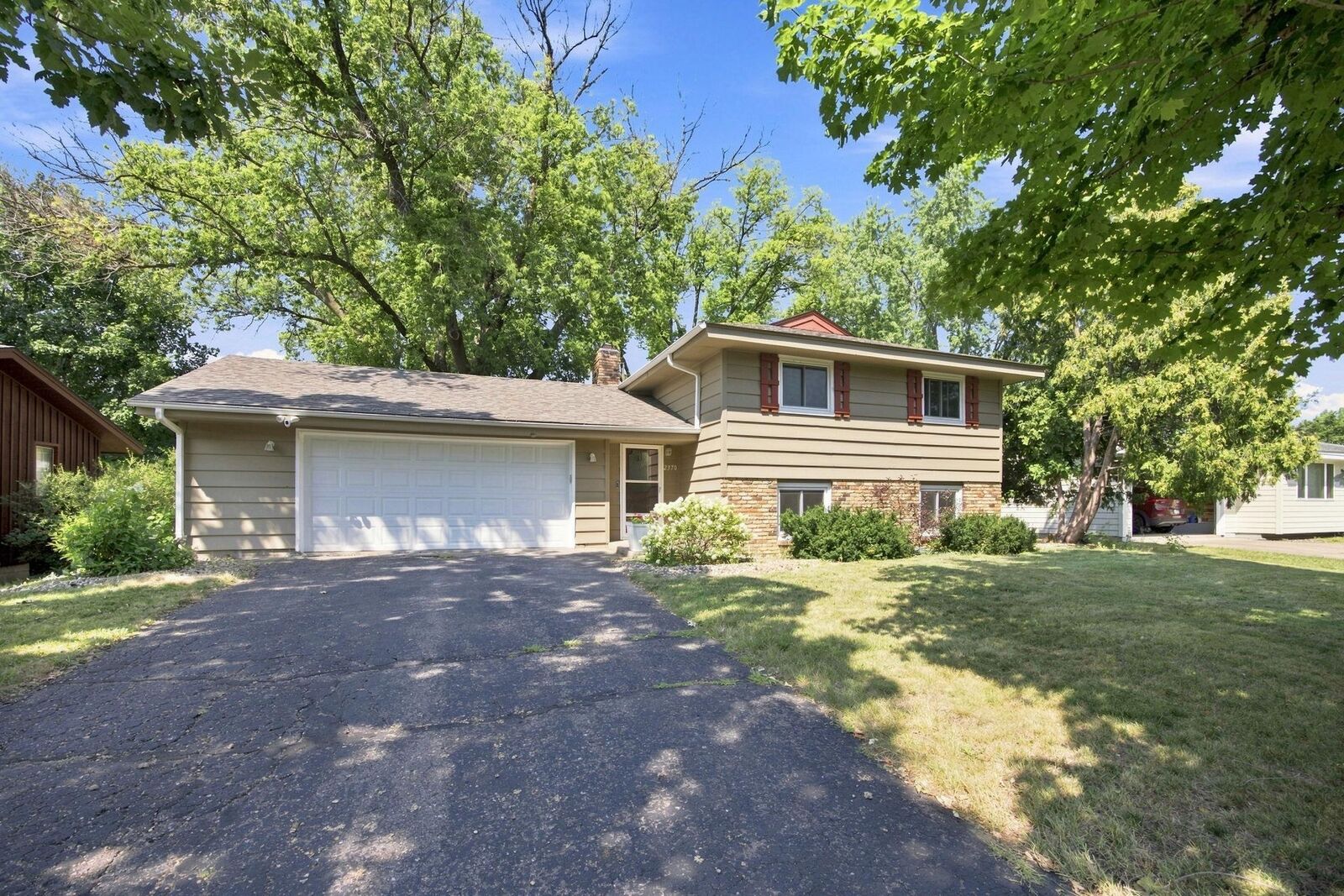 Property Photo:  2370 Pleasant View Drive  MN 55112 