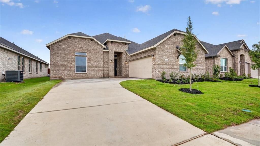 Property Photo: 4925 Angus Drive TX 76001
