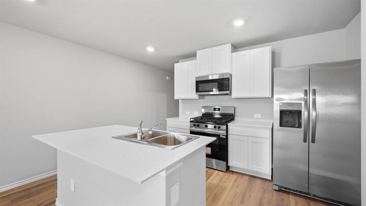 Property Photo: 810 King's Way TX 76645