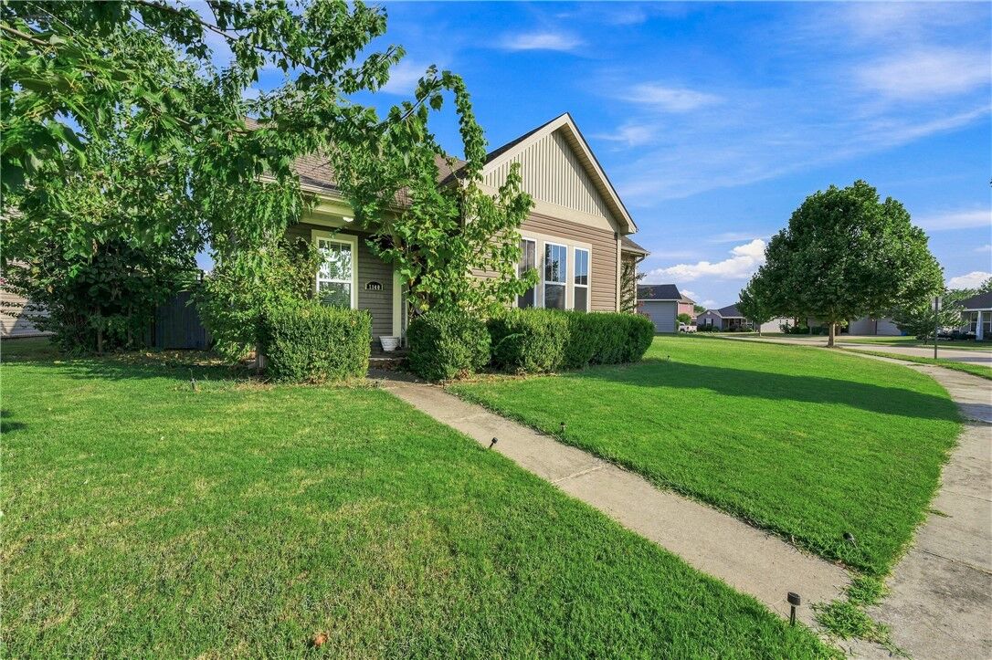 Property Photo:  1140 S Oxbow Way  AR 72704 