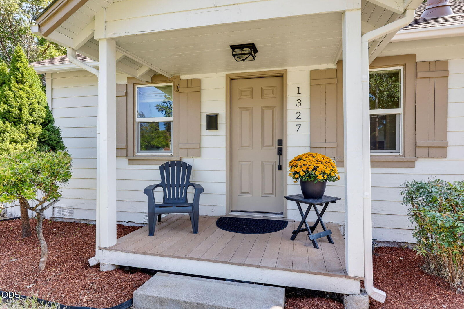 Property Photo:  1327 NW Washington Boulevard  OR 97526 