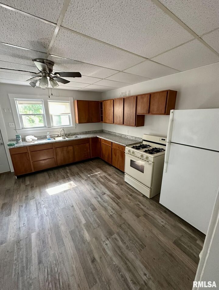 Property Photo: 1040 E Berrien Street IL 61401