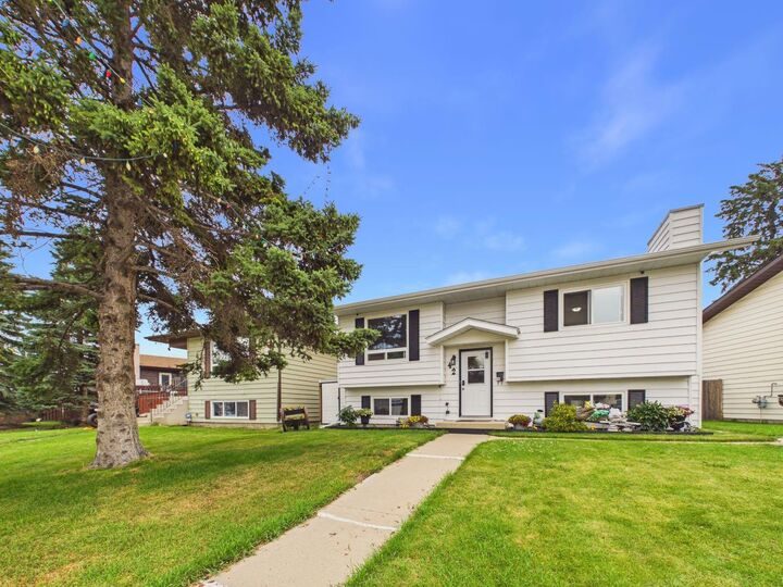 Property Photo:  42 Greenham Drive  AB T4P 2X4 
