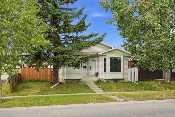 Property Photo: 251 Erin Woods Drive SE AB T2Z 2V8