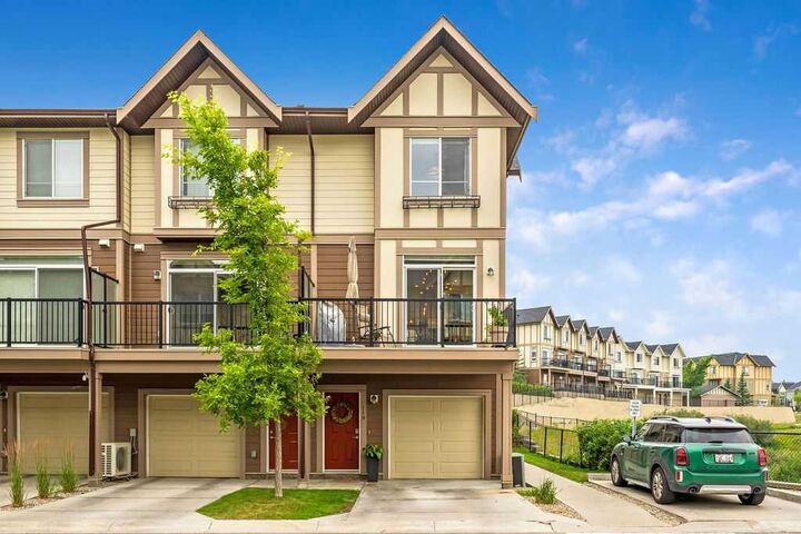 Property Photo:  119 Sherwood Lane NW  AB T2R 0V3 