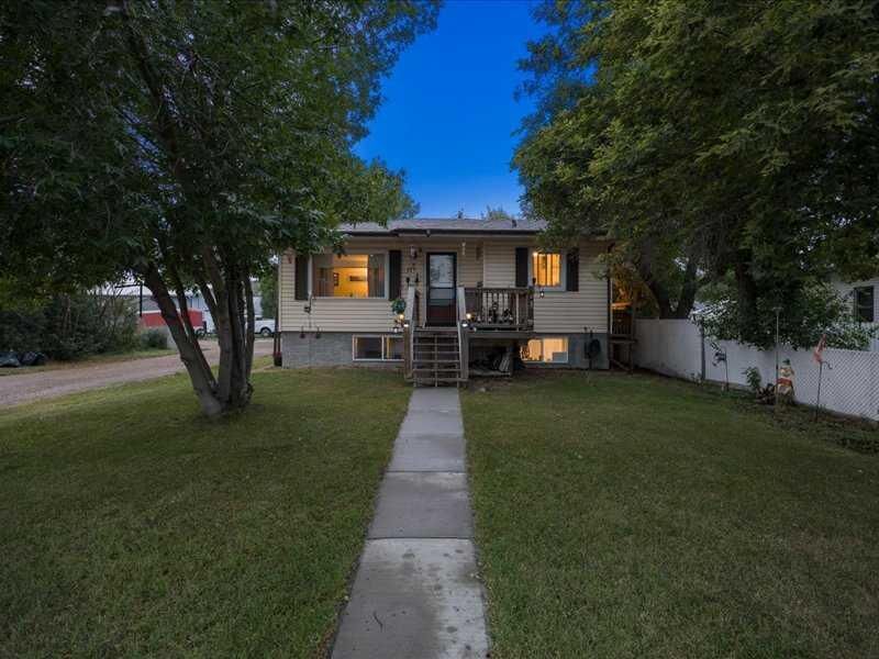 Property Photo:  110 Railway Avenue  AB T0J 2R0 