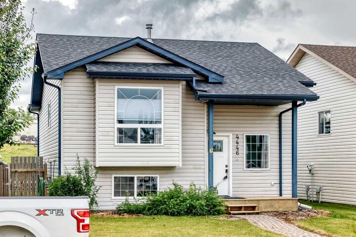 Property Photo: 4446 54A Avenue Crescent AB T4G 1Y3