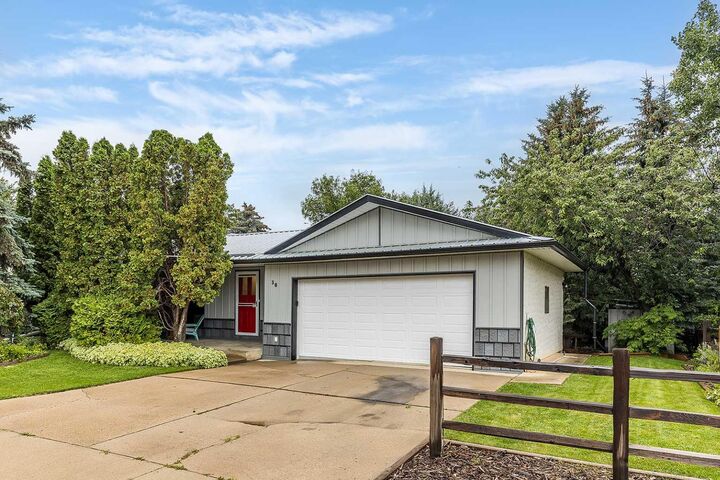 Property Photo:  30 Noble Court SW  AB T1A 4A3 