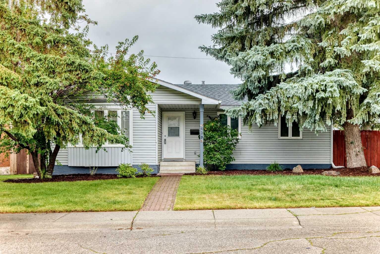 Property Photo: 439 Queen Charlotte Drive SE AB T2J 4H2
