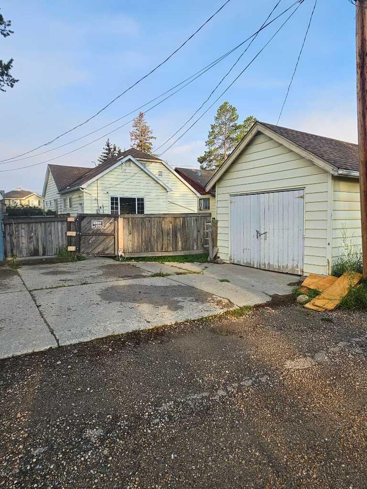 Property Photo: 1109 50 Street AB T7E 1G1