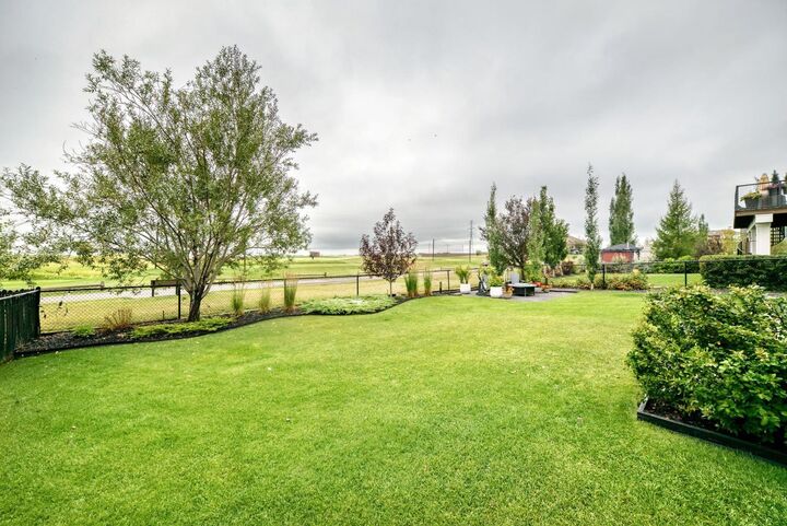 Property Photo: 511 Boulder Creek Drive SE AB T0J 1X3