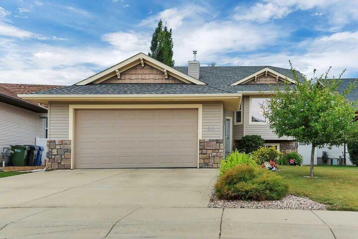 Property Photo: 68 Isbister Close AB T4R 0B9