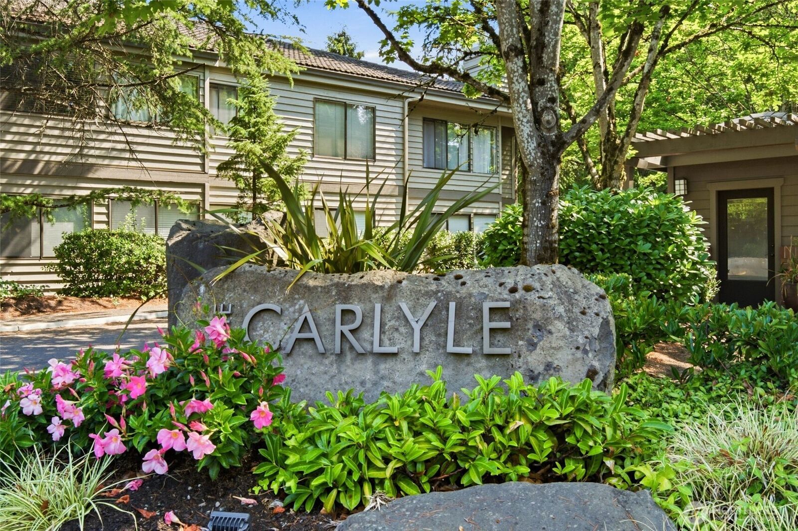 Property Photo: 1266 Bellevue Way NE 2 WA 98004