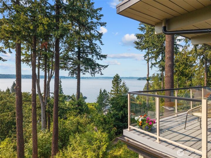Property Photo: 2003 82nd Avenue SE 1 WA 98040