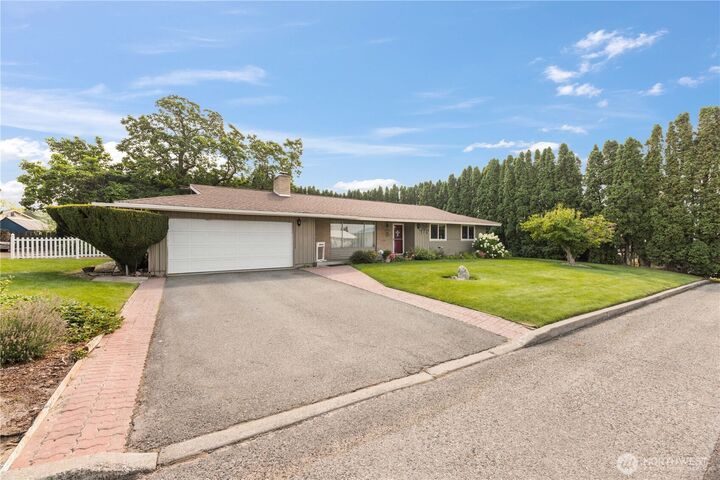Property Photo:  903  Selkirk Place  WA 98812 