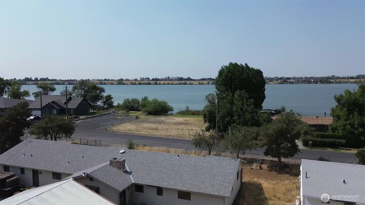 Property Photo: 4033 Shorecrest Drive NE WA 98837
