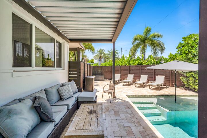 Property Photo: 748 NE 17th Way FL 33304