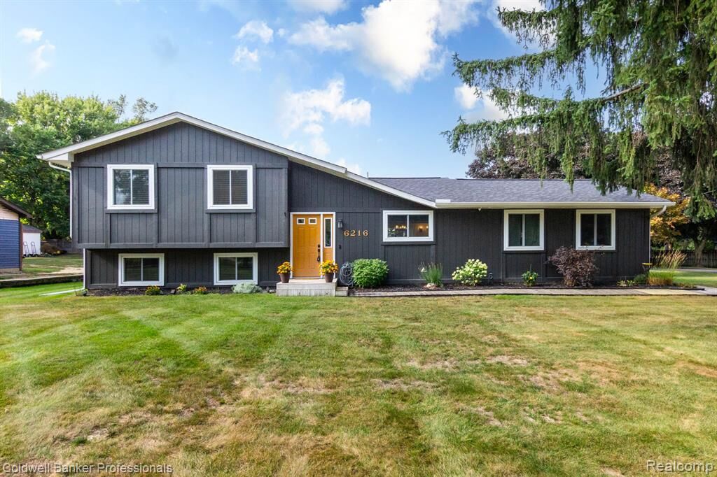Property Photo: 6216 Elizabeth Lake Road MI 48327
