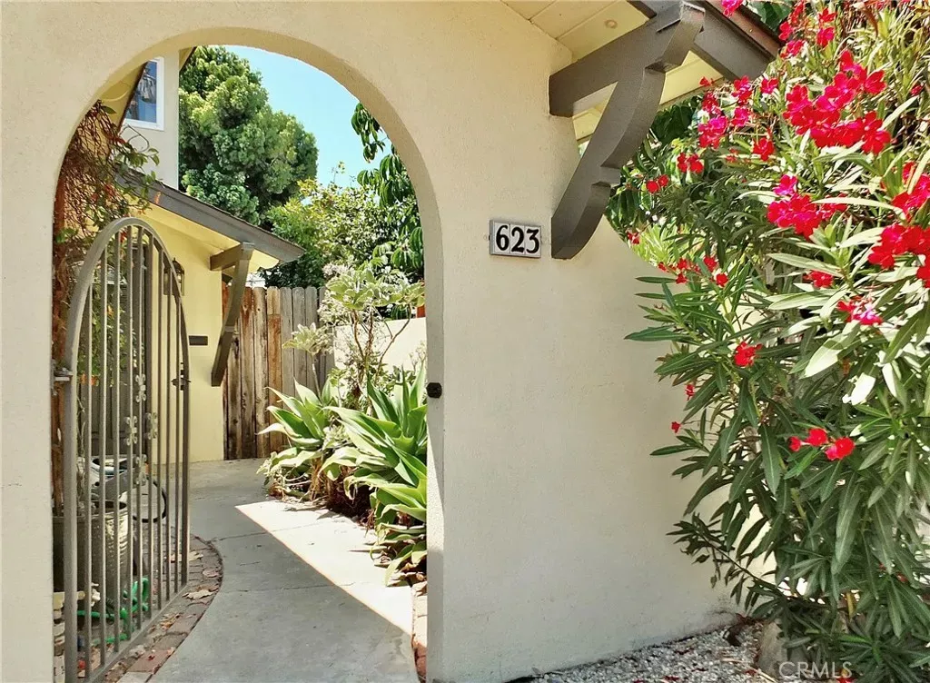 Property Photo:  621 Termino Avenue  CA 90814 