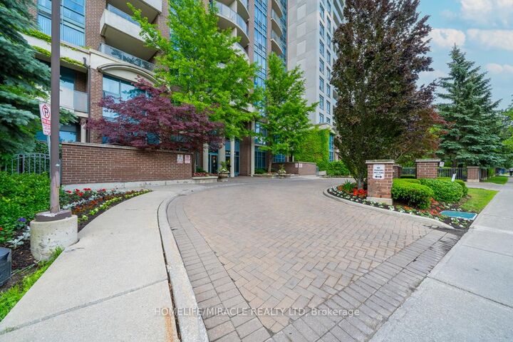 Property Photo:  233 Beecroft Road 318  ON M2N 6Z9 