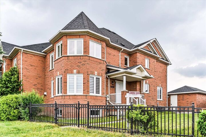 Property Photo: 9096 Dufferin Street N ON L4K 5M3