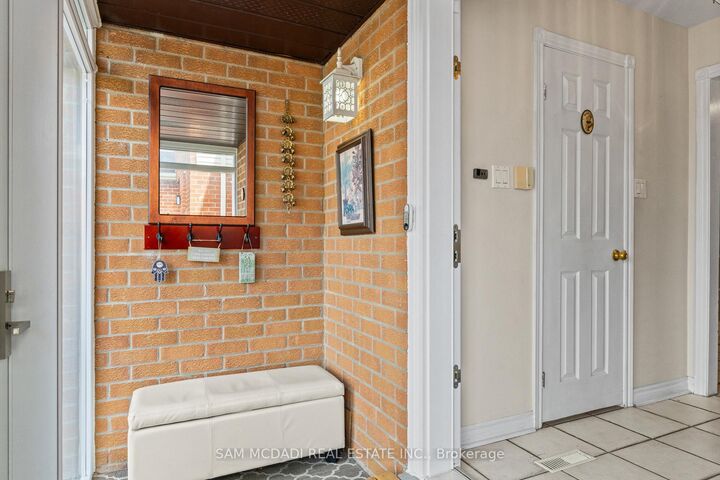 Property Photo: 1004 Queensbridge Drive ON L5C 3R1
