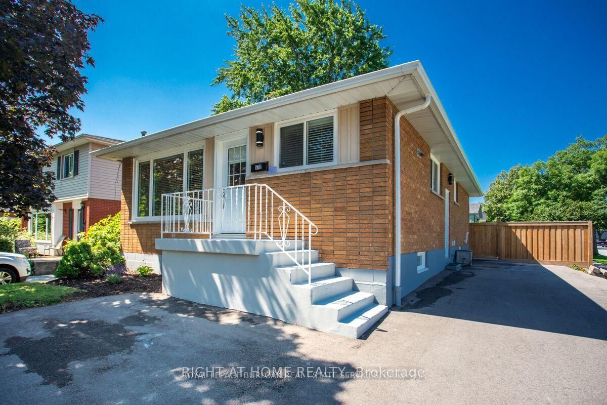 Photo de la propriété:  576 Turner Drive Main  ON L7L 2W7 