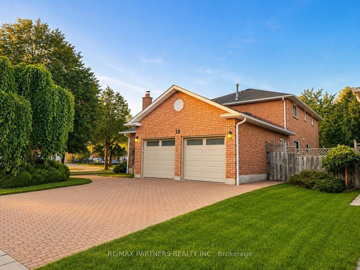 Property Photo: 2 Glenhurst Road ON L4B 2C9