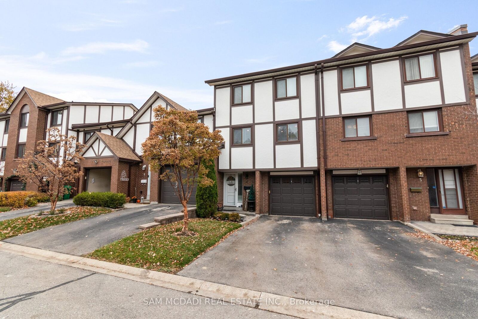 Property Photo: 4230 Fieldgate Drive 4 ON L4W 2M5
