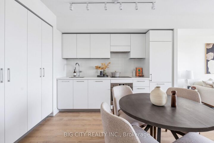 Property Photo:  36 Brentcliffe Road 810  ON M4G 0E1 