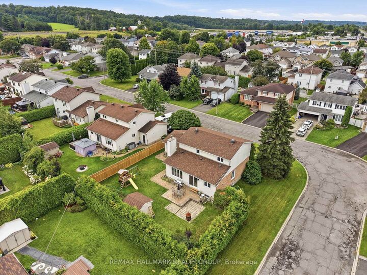 Property Photo: 3351 Descotes Circle ON K4K 1A7