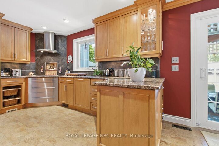 Property Photo: 7 King's Grant Court W ON L2N 2S2