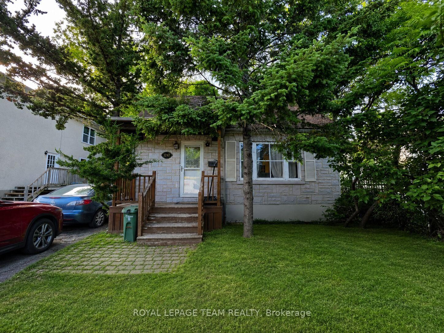 Property Photo: 1247 Summerville Avenue ON K1Z 8G6