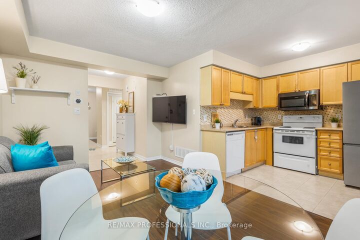 Property Photo: 3025 Elmcreek Road 5 ON L5B 0B6
