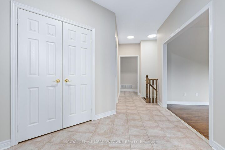Property Photo: 10 Orchard Park Gate ON L6R 1W5