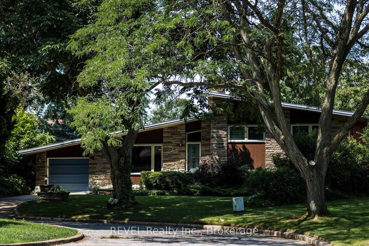Property Photo: 7 Glenayr Place ON L2T 2A2