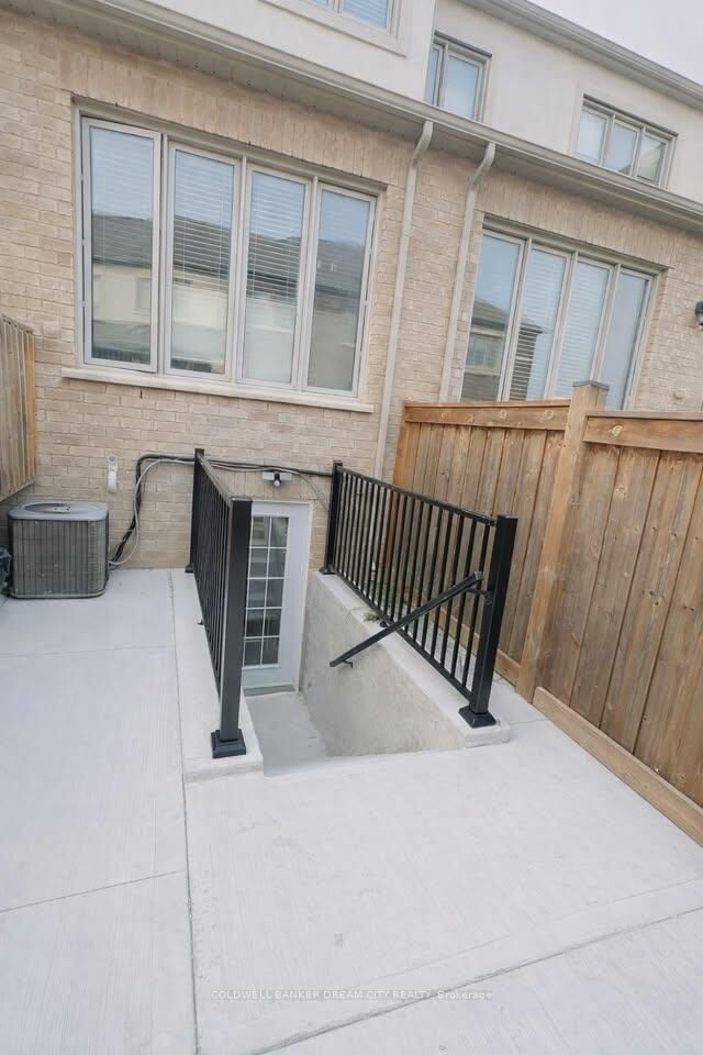 Photo de la propriété: 1309 Restivo Lane Lower Unit ON L9E 1J9