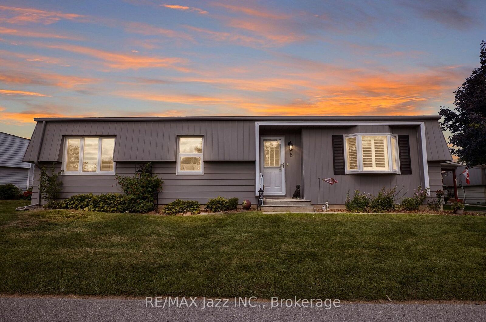 Property Photo:  8 Wheelhouse Drive  ON L1B 1B9 