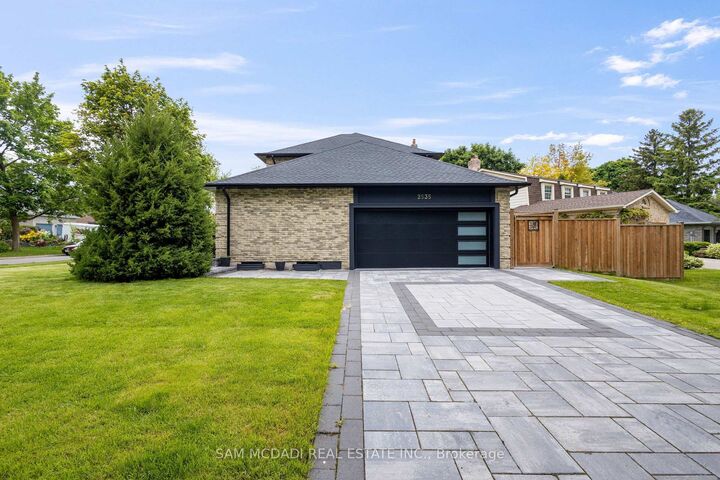 Property Photo: 2535 Robin Drive ON L5K 2G2