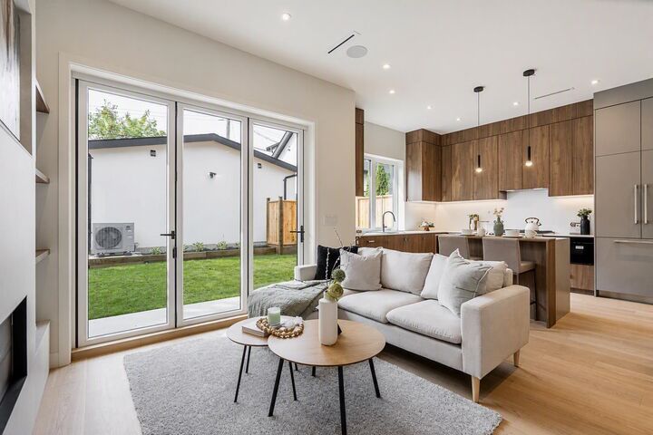 Property Photo:  456 E 38th Avenue 2  BC V5W 1H7 