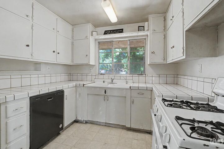 Property Photo:  2701 N Inyo Street  CA 93305 
