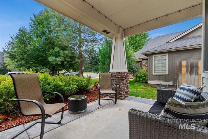 Property Photo: 985 N Shadowridge Ave ID 83616