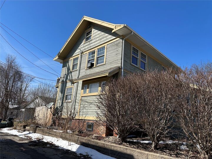 Property Photo:  335 SE 19th Street  IA 52403 