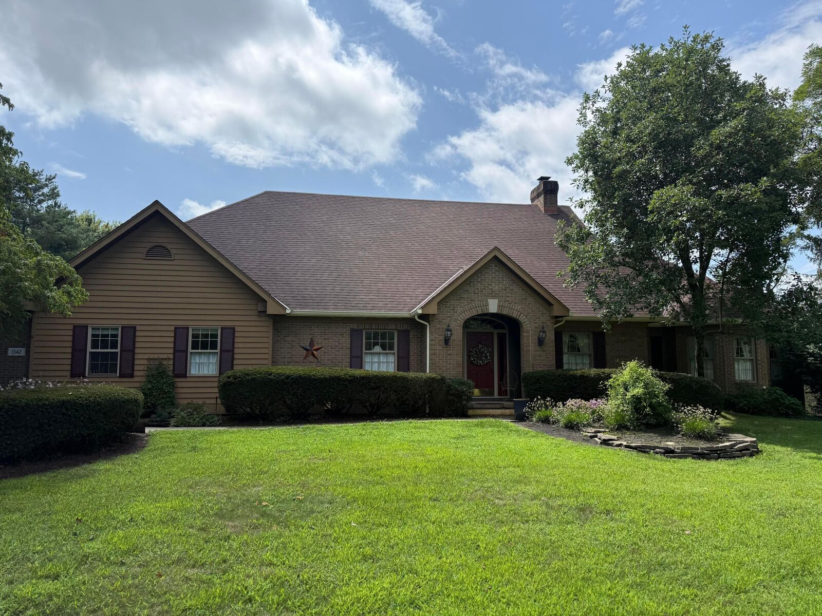 Property Photo:  1342 Pinecrest NE Drive  OH 43130 
