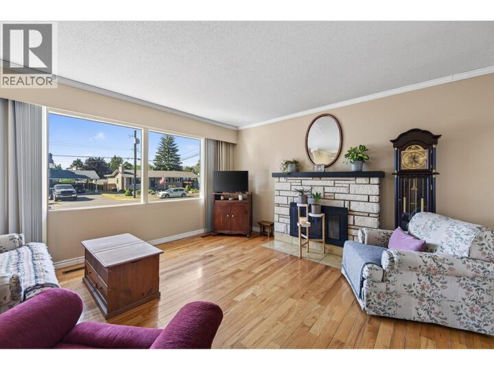 Property Photo: 686 Sicamore Drive BC V2B 6R5