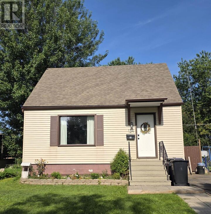 134 Kenogami Ave S — photo 1