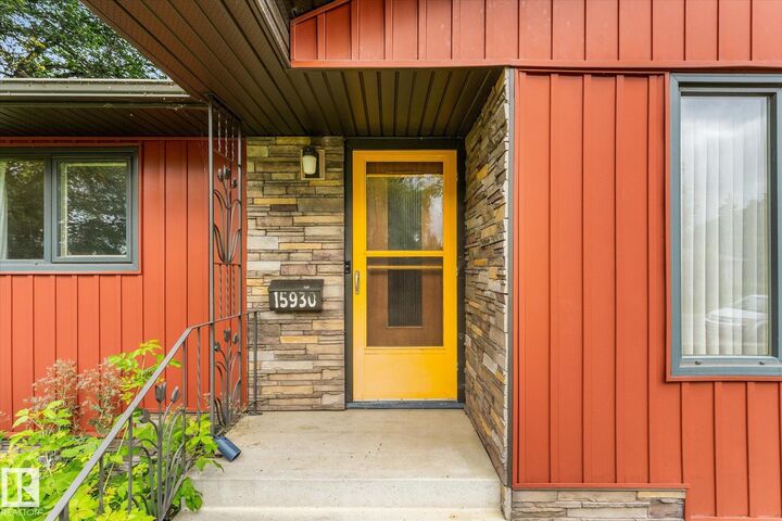 Property Photo:  15930 93 Avenue NW  AB T5R 5H5 