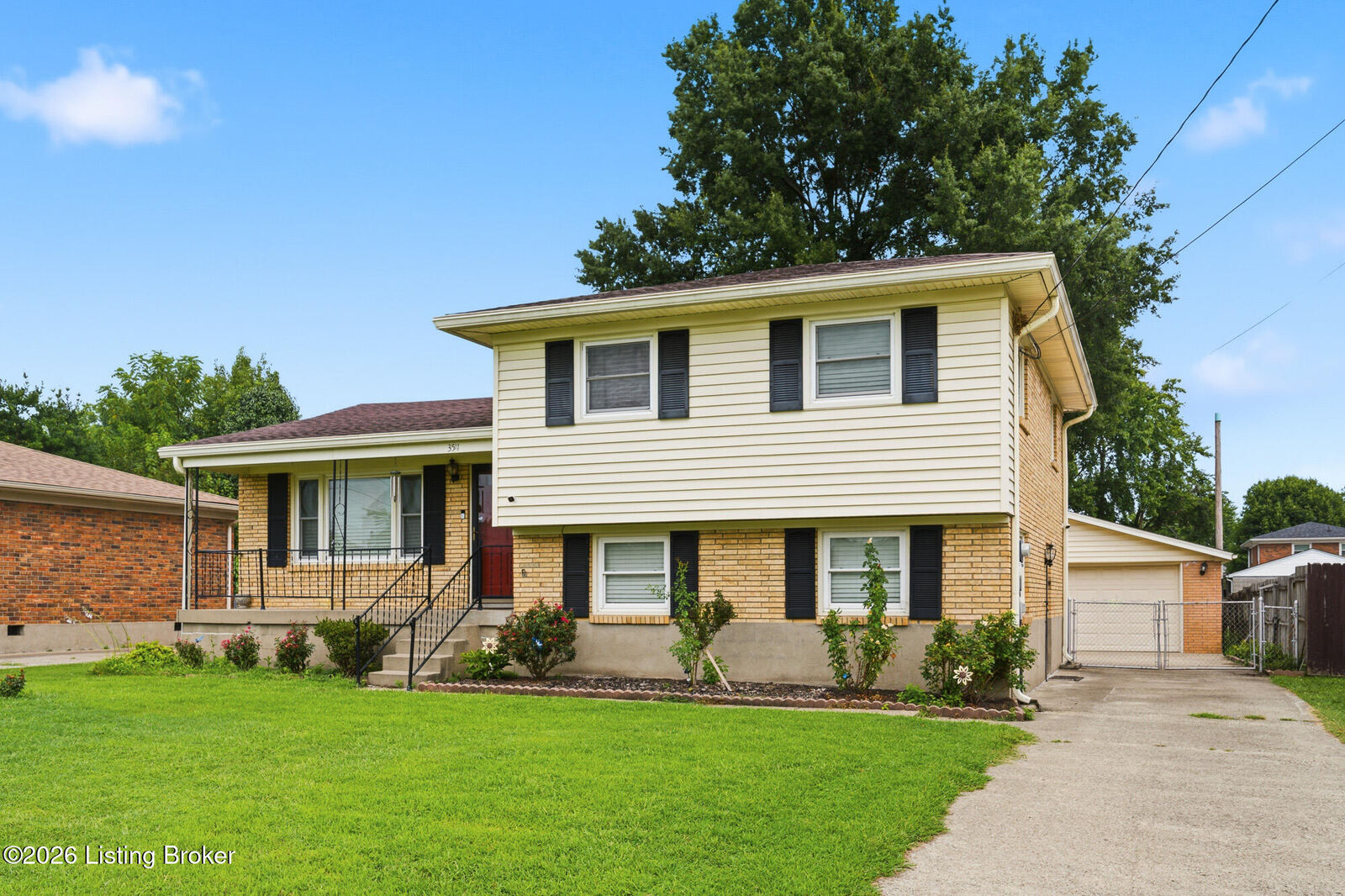 Property Photo: 3511 Pineland Dr KY 40219